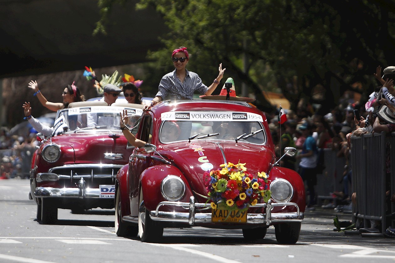 Familias participan este sábado del tradicional Desfile de Autos Clásicos y Antiguos.