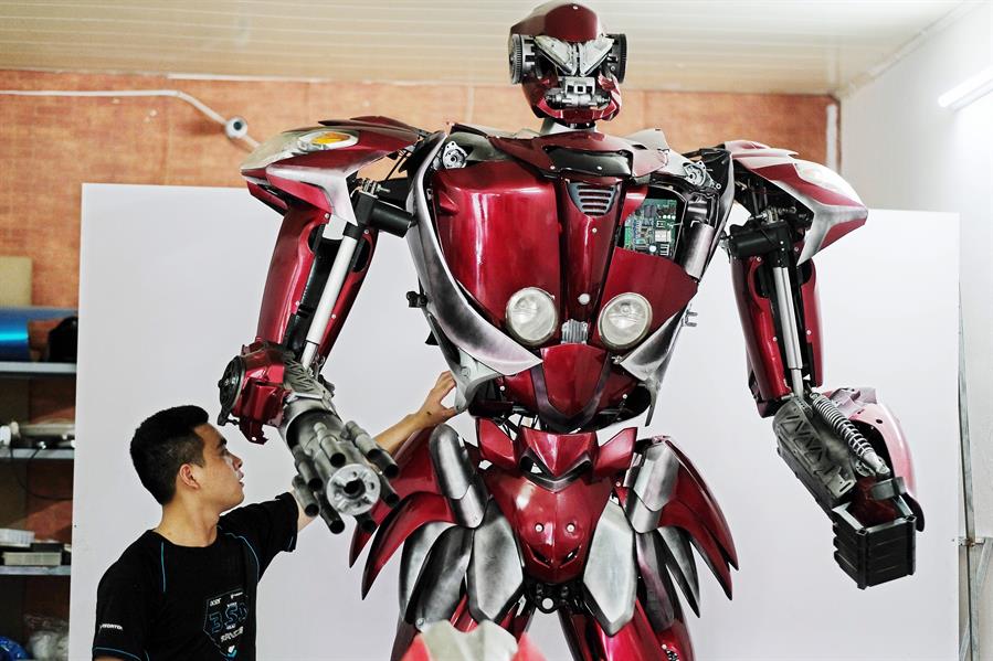 Robot One, el robot creado con desechos plásticos de antaño.