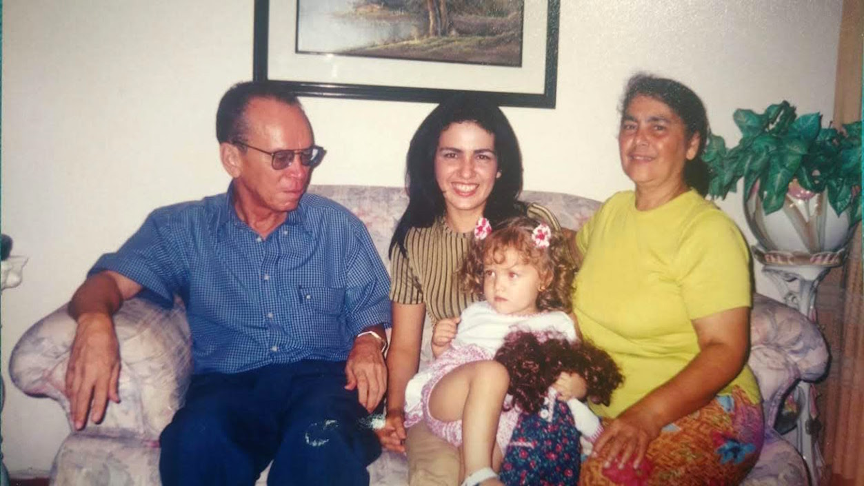 Cuadro familiar. De izquierda a derecha Alberto, su hija Patricia, su esposa Haytel y una de sus nietas.