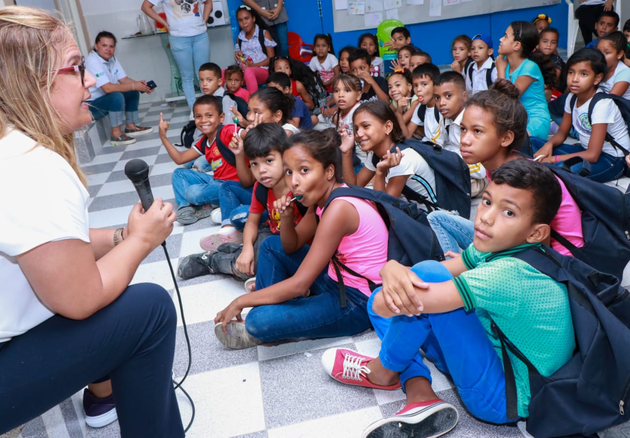 La secretaria de Educación, Bibiana Rincón junto a los niños migrantes.