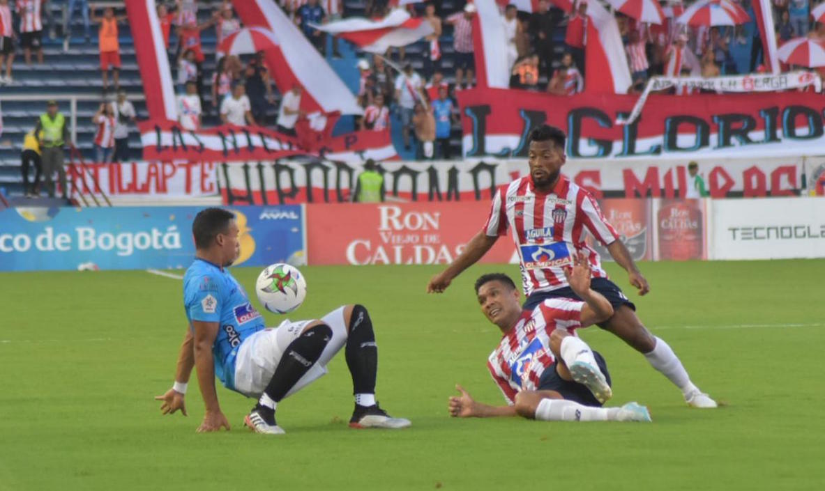 Teófilo Gutiérrez y Luis 'Cariaco' González enfrentando la defensa 'bananera'.