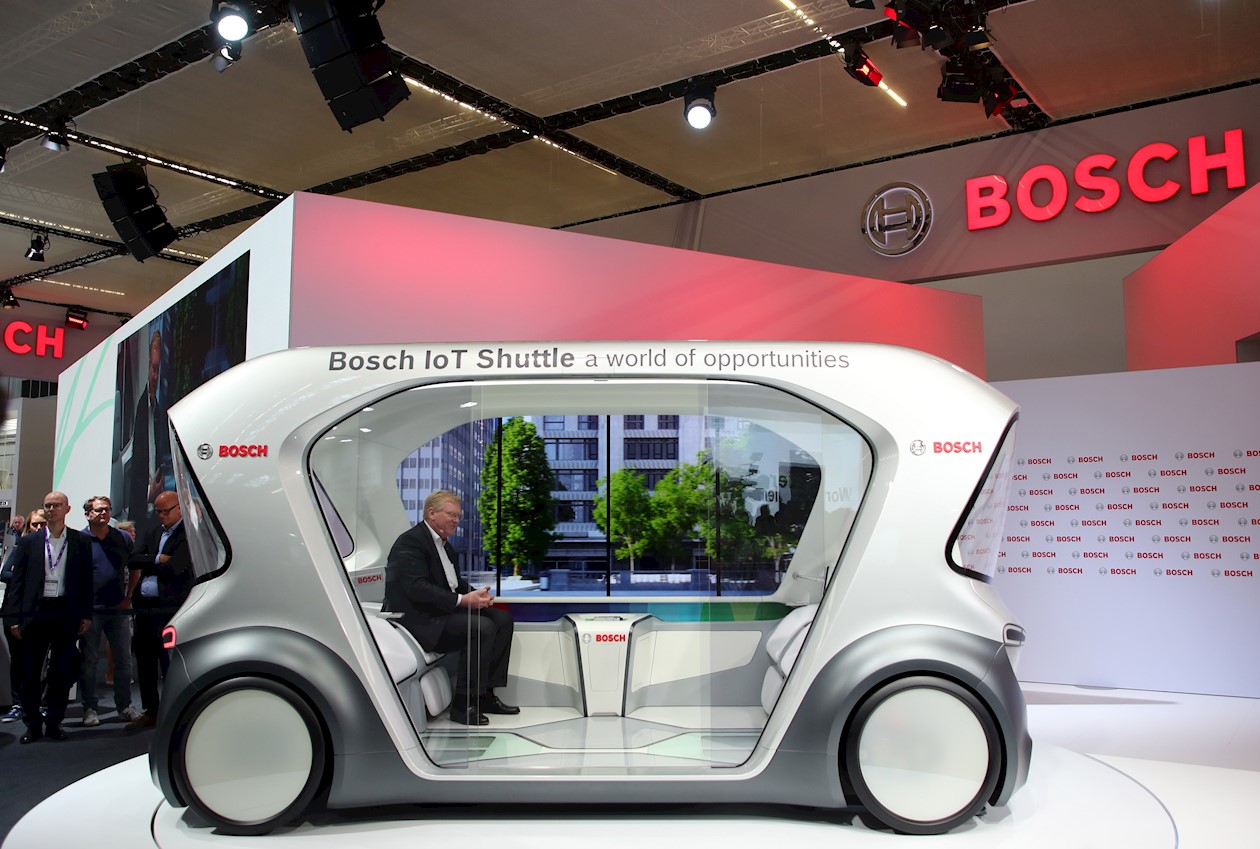  Un auto lanzadera está en exhibición en el stand de Bosch en el Salón Internacional del Automóvil (IAA) en Frankfurt, Alemania.