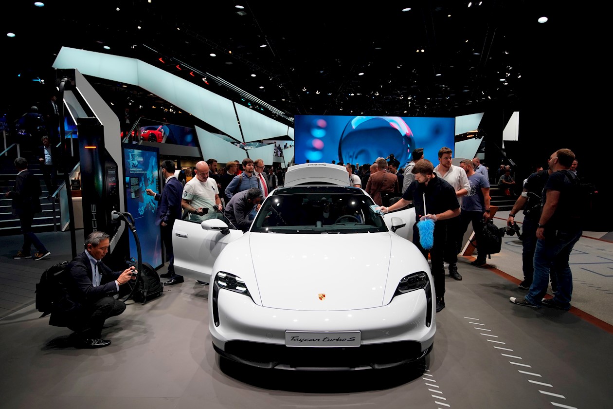  Un Porsche Taycan turbo S coche deportivo eléctrico en exhibición durante el salón del automóvil IAA en Frankfurt, Alemania.