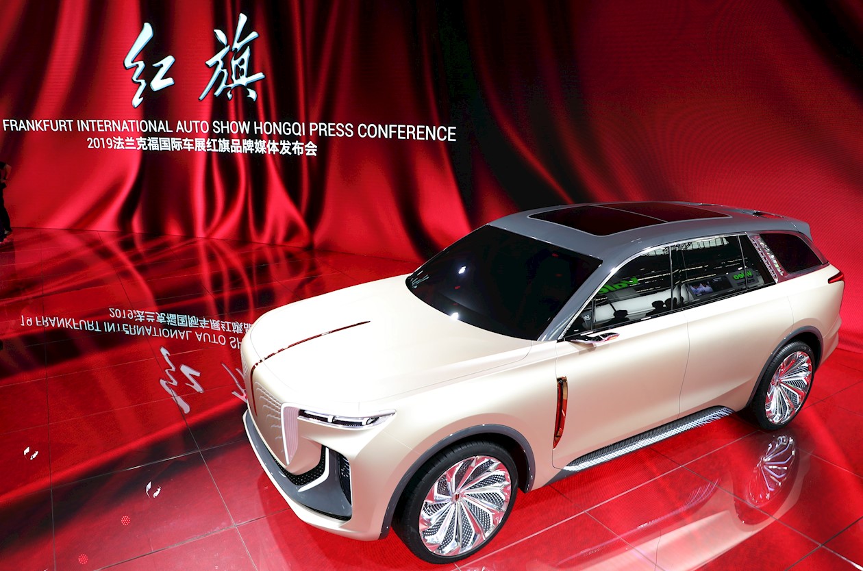 El nuevo modelo de automóvil chino SUV Hongqi E115 totalmente eléctrico se exhibe en el Salón Internacional del Automóvil (IAA) en Frankfurt, Alemania.