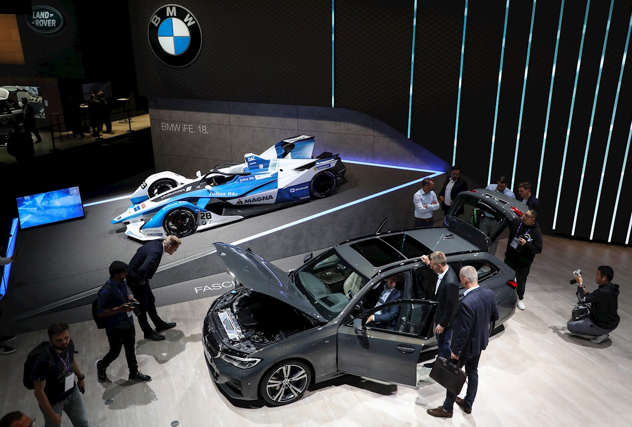 Visitantes observan los modelos de automóviles BMW BMW 330D X-Drive (R) y el BMW FE18 en el Salón Internacional del Automóvil (IAA) en Frankfurt, Alemania.