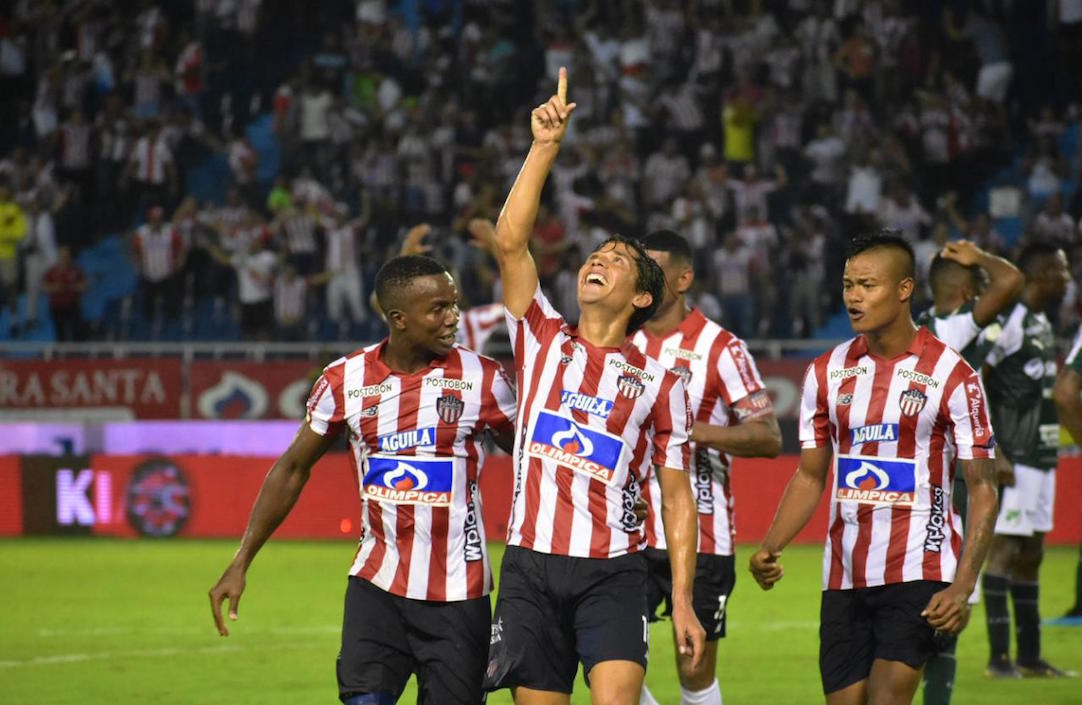 Matías Fernández celebrando el gol del triunfo en el tiempo reglamentario, pero no sirvió.