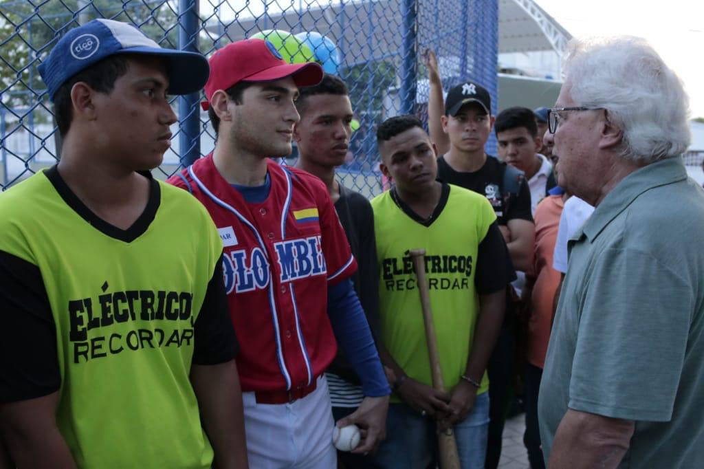 El alcalde de Soledad, Joao Herrera, con los peloteros durante la inauguración del estadio de béisbol. 