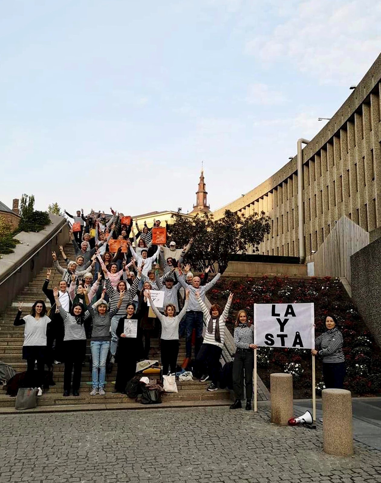 Movilización organizada delante del edificio amenazado de derribo del complejo gubernamental de Oslo.