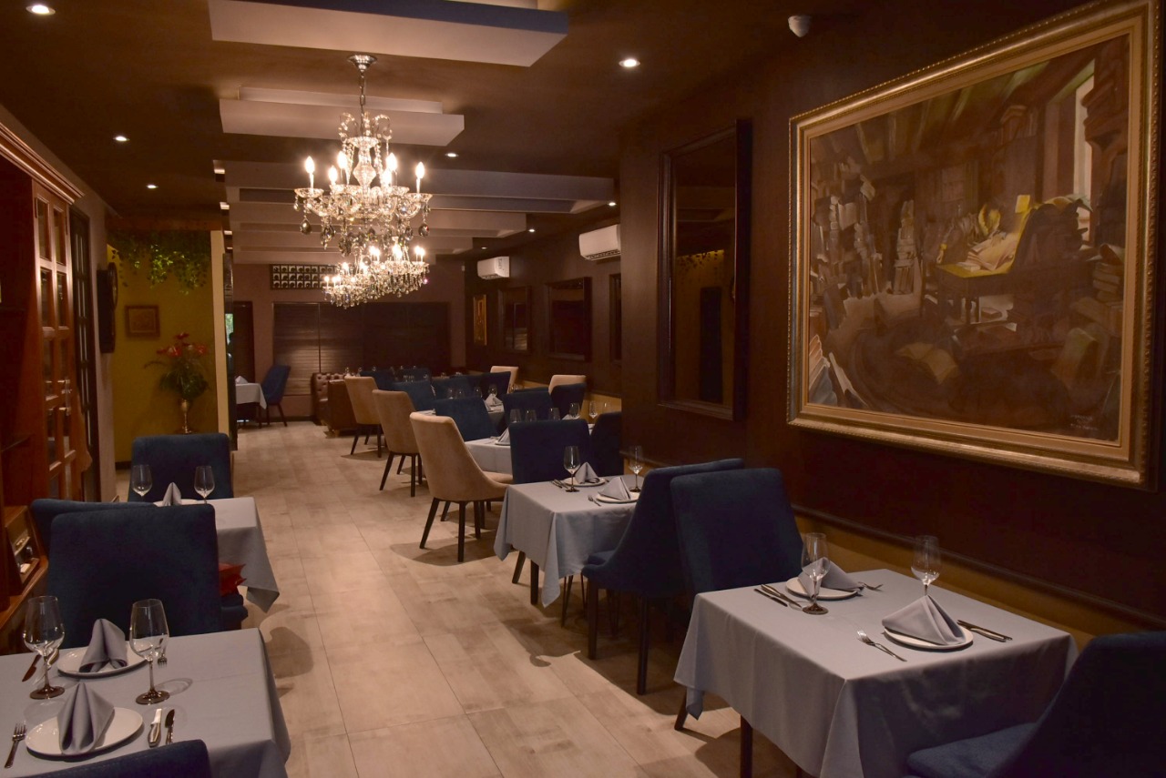 Los comensales se encuentran con un ambiente clásico en Prado Steak House.