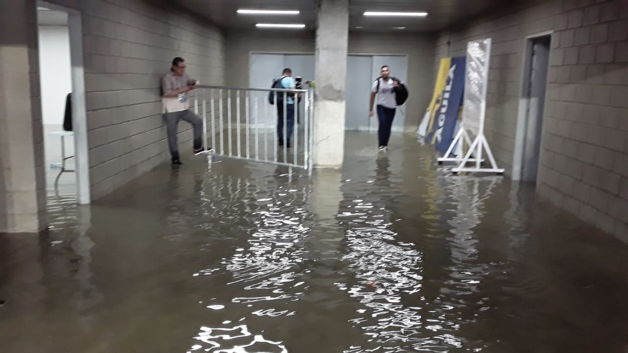 Así veía el acceso a los camerinos del estadio Sierra Nevada, tras el aguacero.