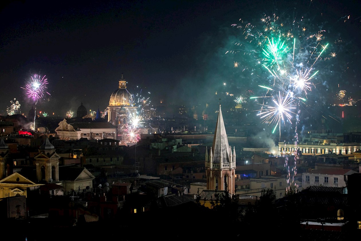 Fuegos artificiales adornaron la velada de Roma (Italia) para recibir el 2020.