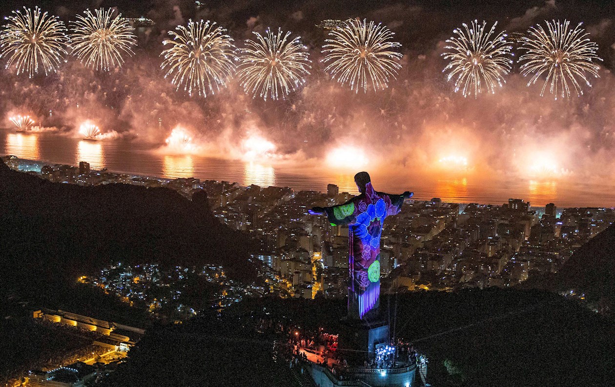 El Cristo Redentor en medio de un show de fuegos artificiales antes de la llegada del nuevo año, en la playa de Copacabana Rio de Janeiro, Brasil.