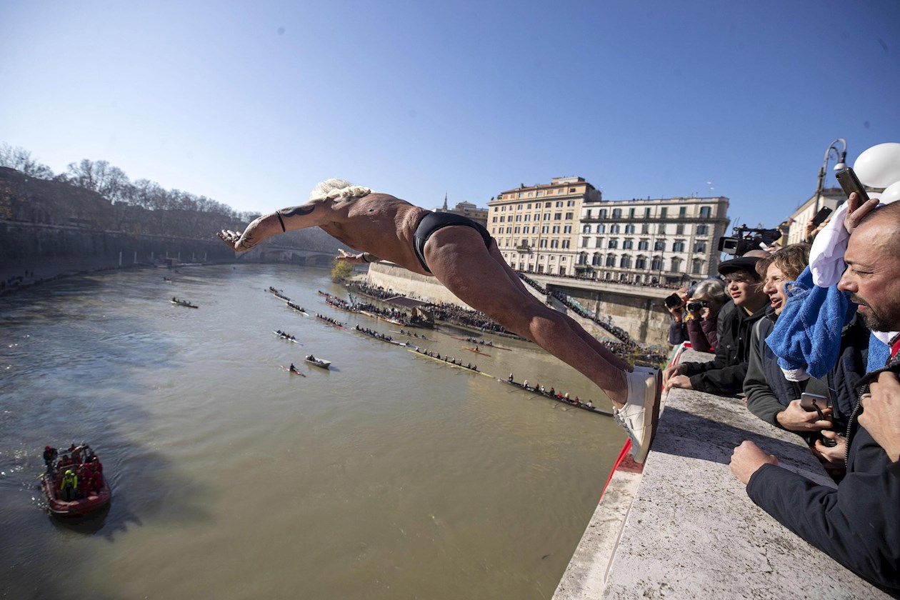 Como recibimiento del Año Nuevo, hombre saltó del puente Cavour desde una altura de 15 metros en Roma (Italia).