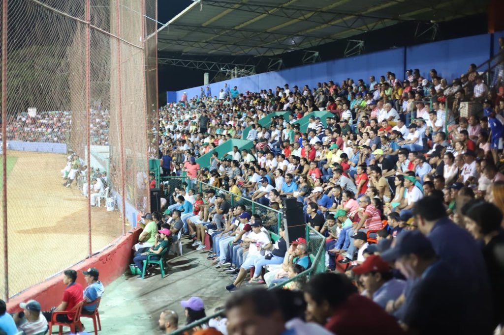 Excelente asistencia en el estadio "20 de enero".
