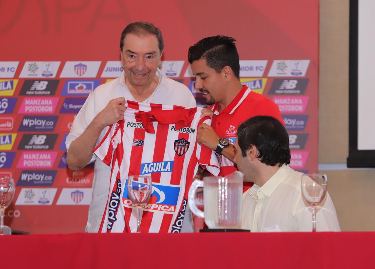 El máximo accionista del equipo, Fuad Char; el volante Sherman Cárdenas y el presidente del equipo, Antonio Char.