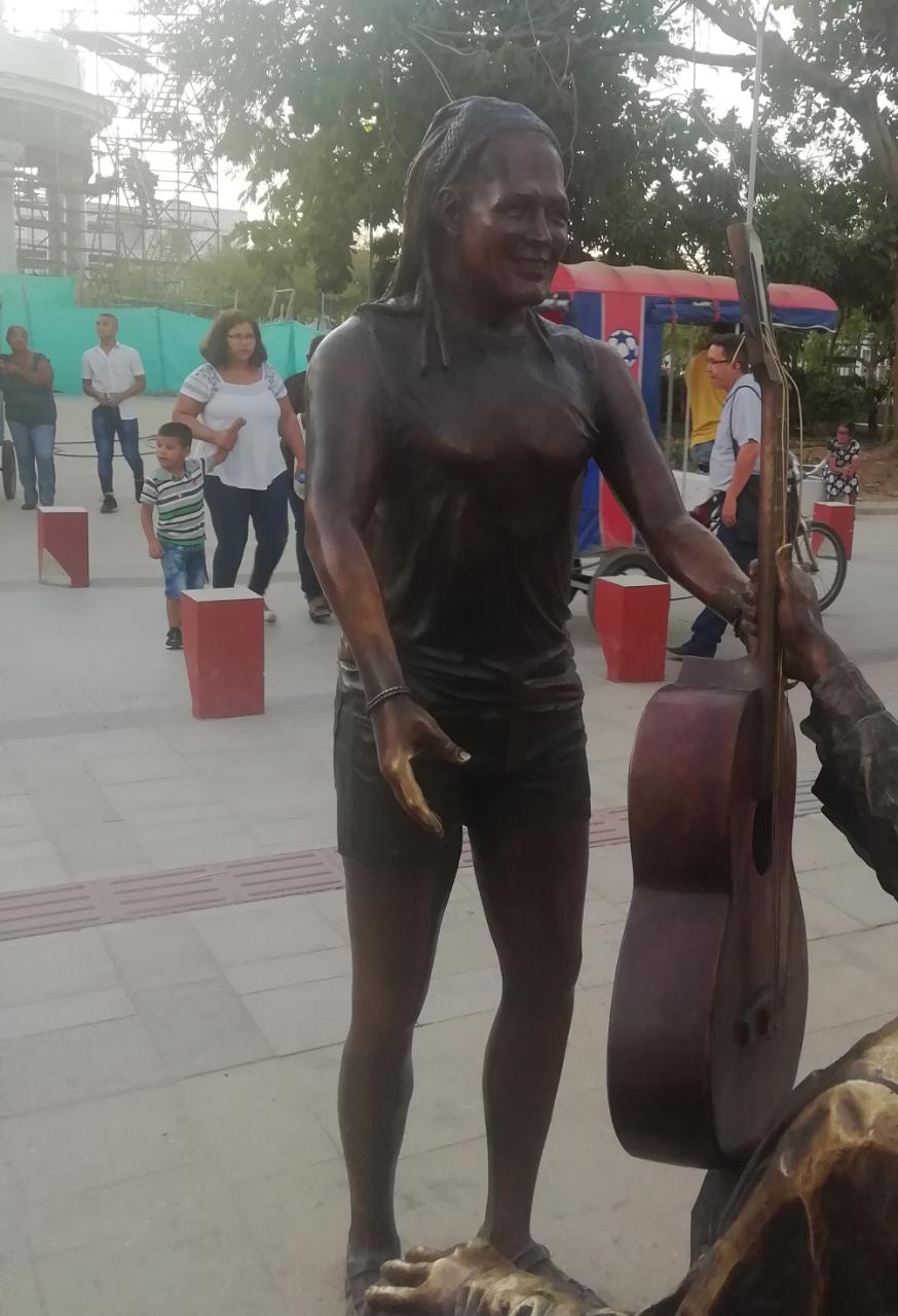 La escultura completa de Carlos Vives en Ciénaga.