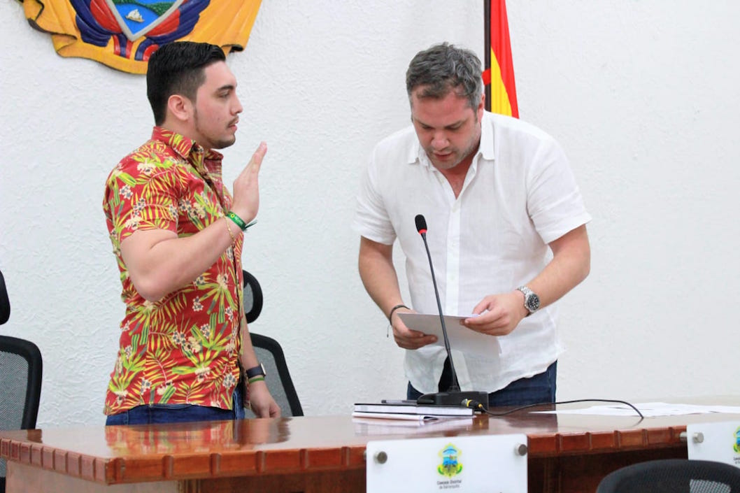 El Concejal Andrés Rengifo tomando posesión.