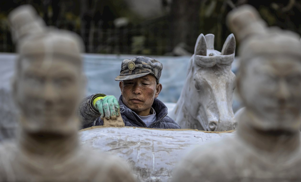 Los soldados y caballos de tamaño natural son estatuas funerarias enterradas en pozos cerca de la tumba de Qin Shi Huangdi, también conocido como el primer emperador de una China unificada. 