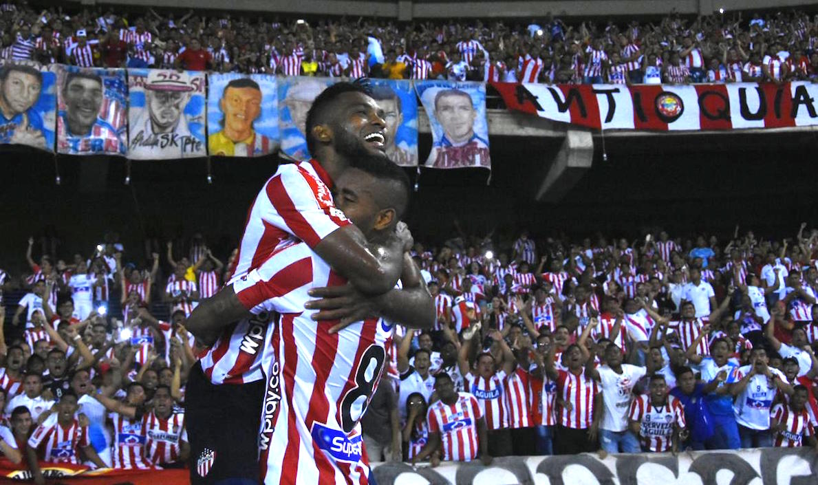Miguel Ángel Borja festejando su gol con Freddy Hinestroza.