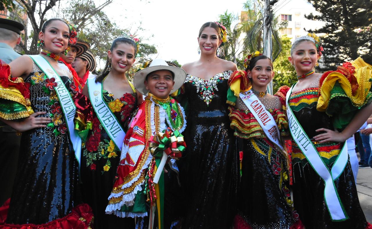 La Reina del Carnaval Isabella Chams junto a los Reyes infantiles y las capitanas del Country.