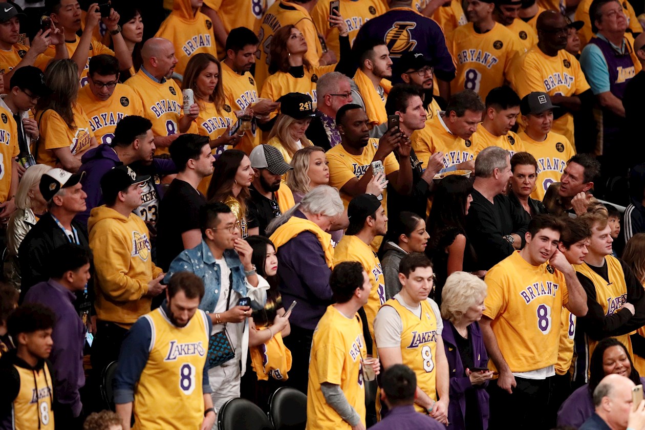 Los fanáticos de los Lakers llorando.