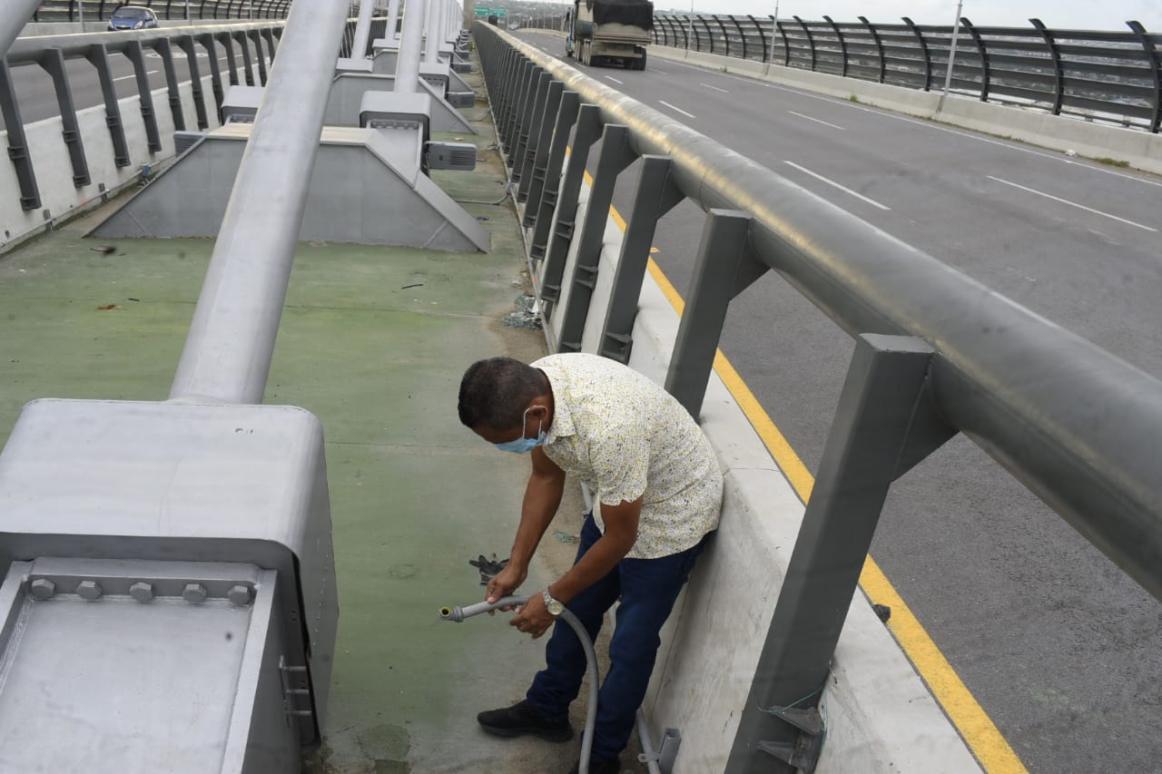 Wilson Mancilla, Coordinador de la Veeduría de la construcción, muestra la afectación en el Puente.