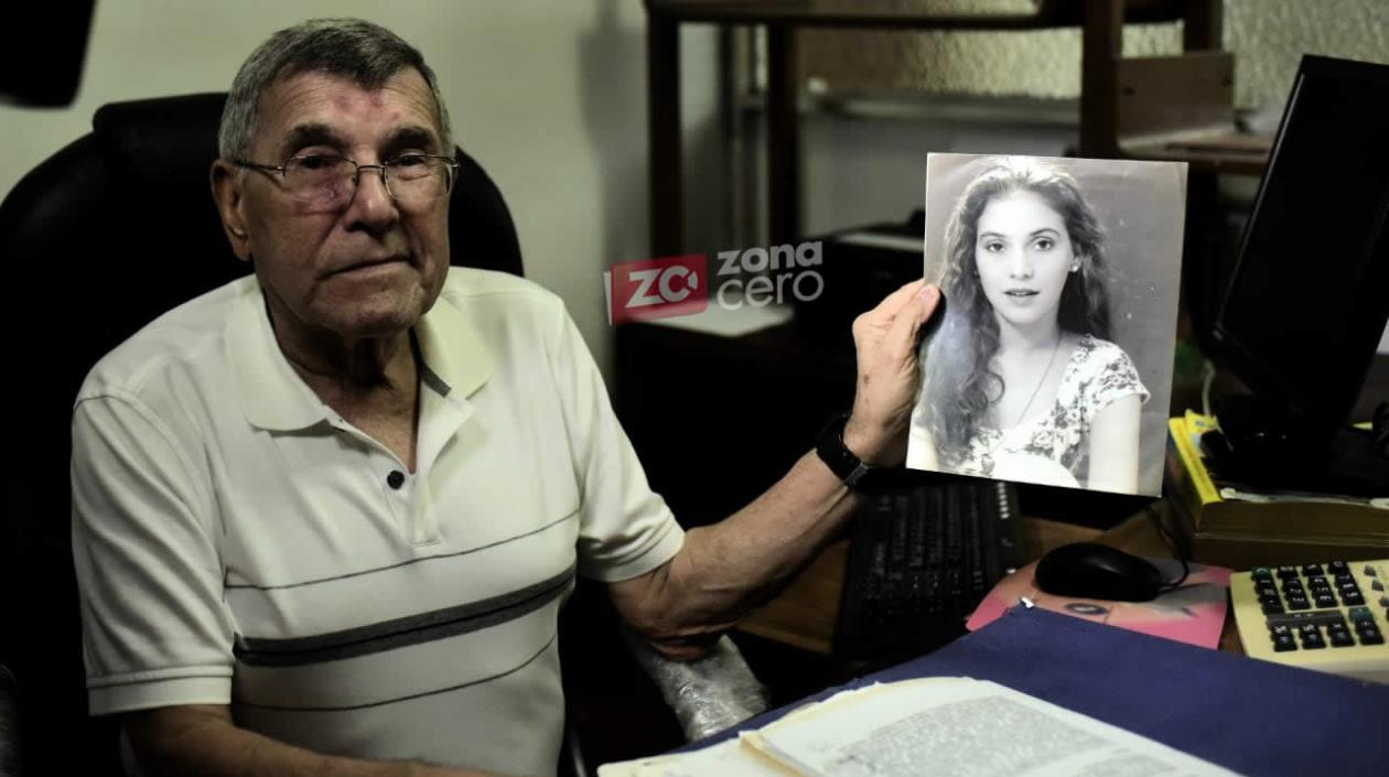 Martín muestra una foto de su hija Nancy Mestre. 