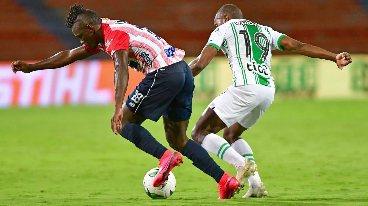 Edwuin Cetré disputa la bola con un rival. 