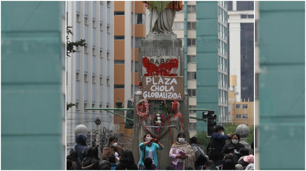 Viste de chola la escultura de Isabel la Católica en La Paz.