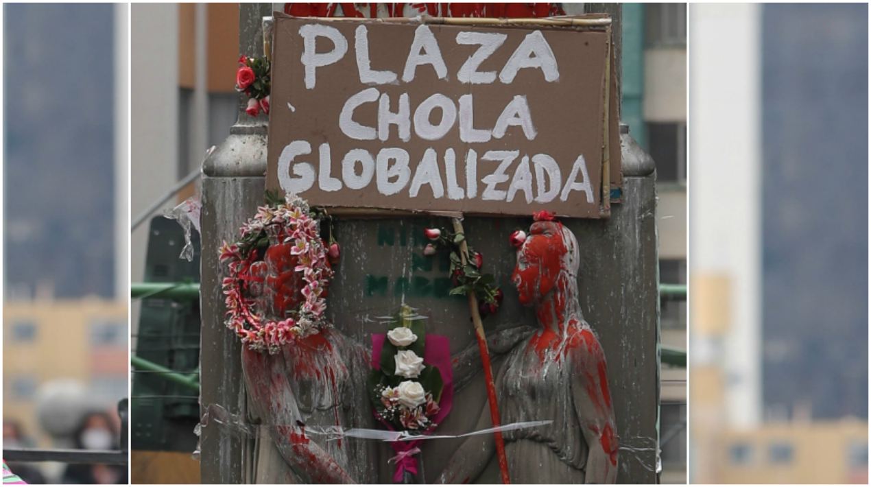 En lo alto uno de los carteles dice “plaza chola globalizada”.