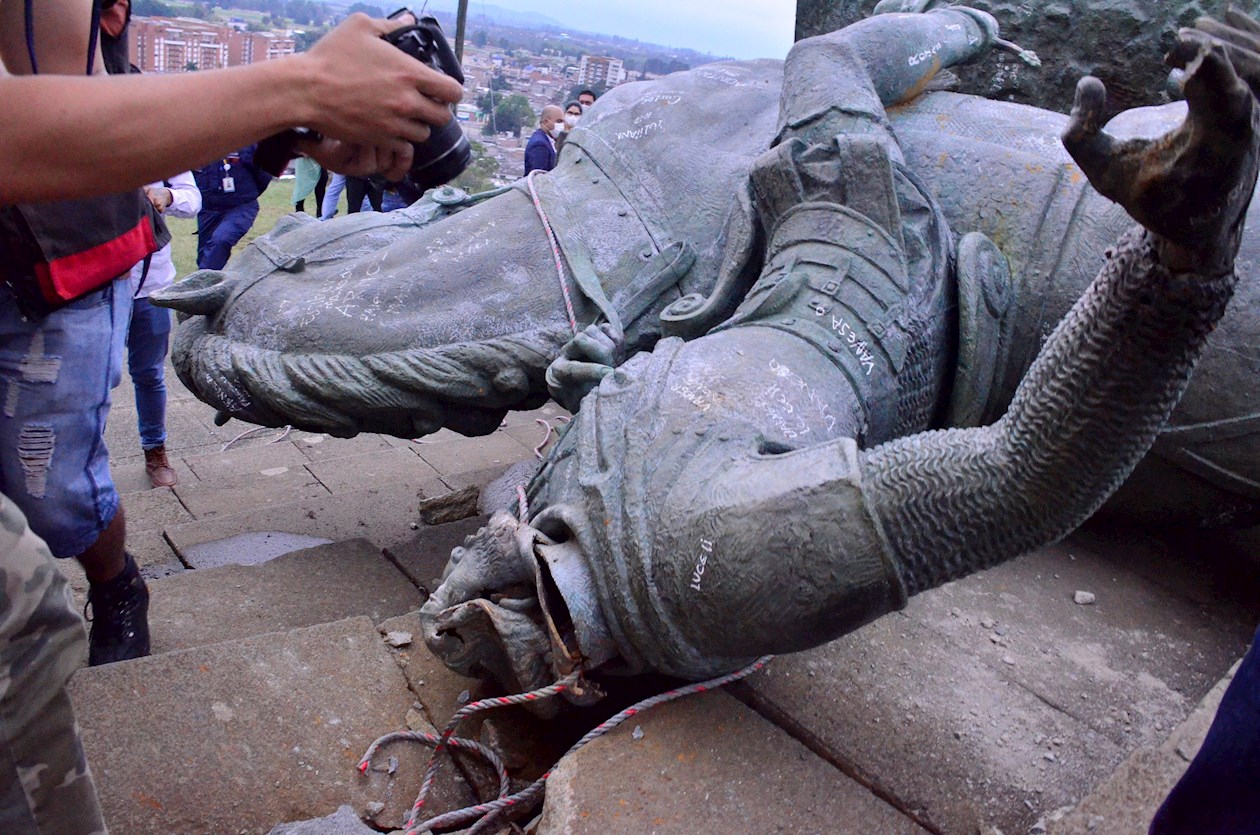 Fotografía del monumento de Sebastián de Belalcázar que fue derribado por comunidades indígenas, este miércoles, en Popayán (Colombia)