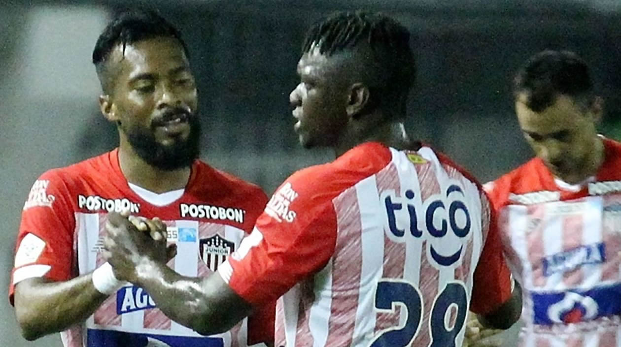 Edwuin Cetré festejando el gol de Luis 'Cariaco' González.