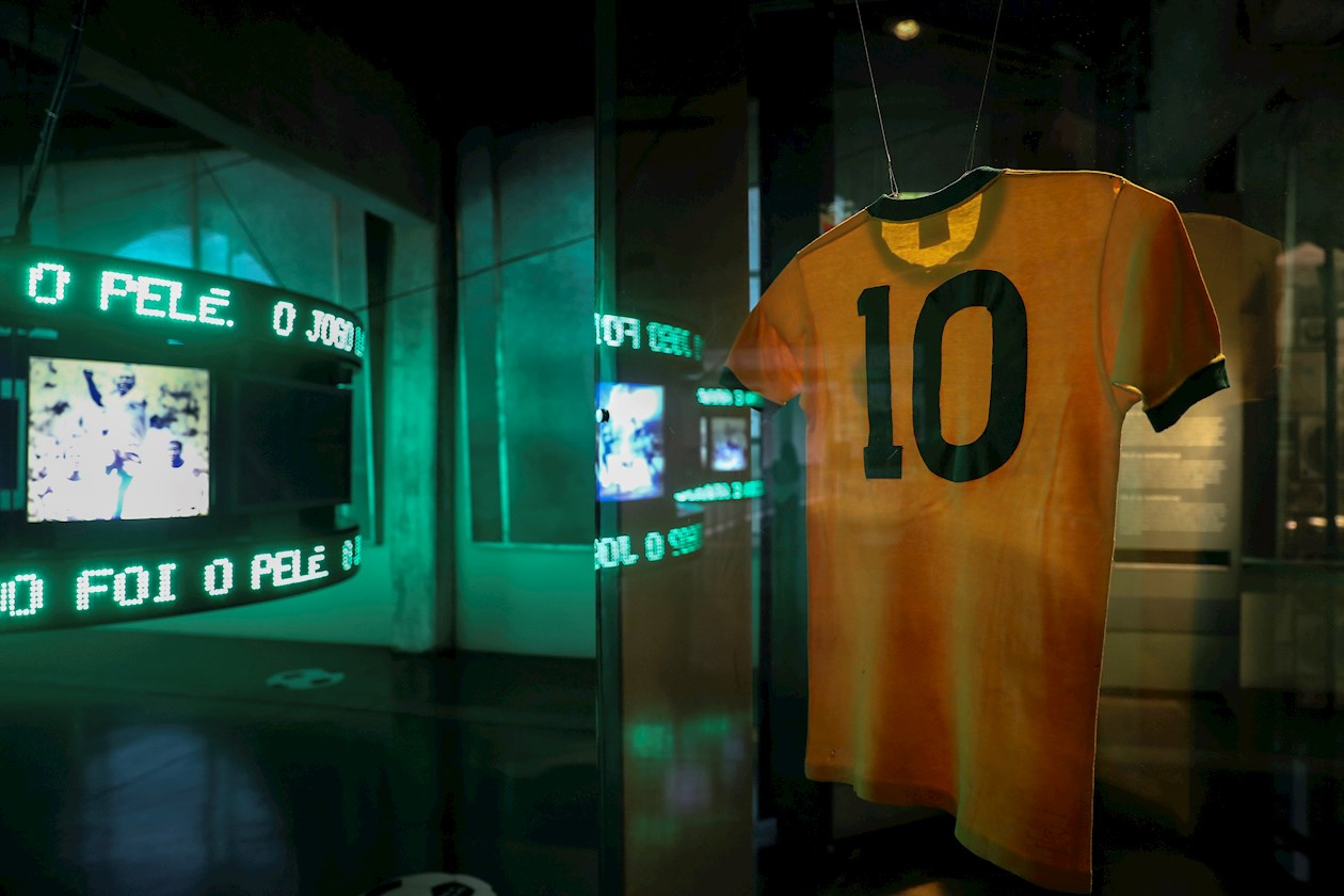 La legendaria camiseta de Pelé, campeón mundial. 