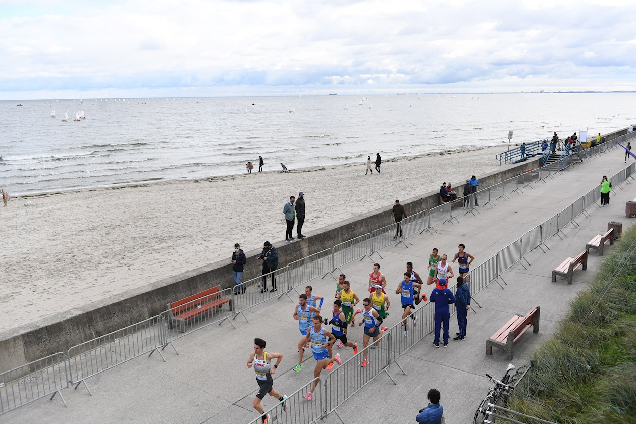 Campeonato Mundial de Medio Maratón de la IAAF 2020. Los atletas corren a lo largo de la costa del Mar Báltico durante la carrera masculina del Campeonato Mundial de Medio Maratón de la Asociación Internacional de Federaciones de Atletismo (IAAF) 2020 en Gdynia, norte de Polonia.