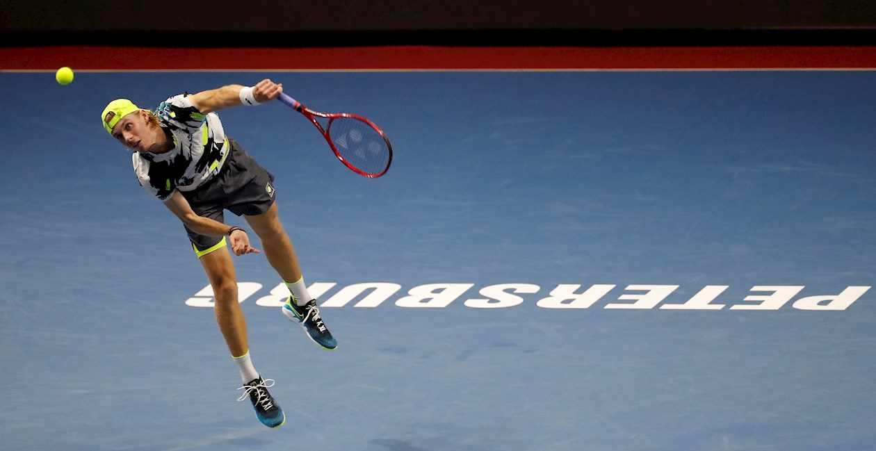  Torneo de tenis abierto ATP de San Petersburgo. Denis Shapovalov de Canadá en acción durante su partido semifinal contra Andrey Rublev de Rusia.