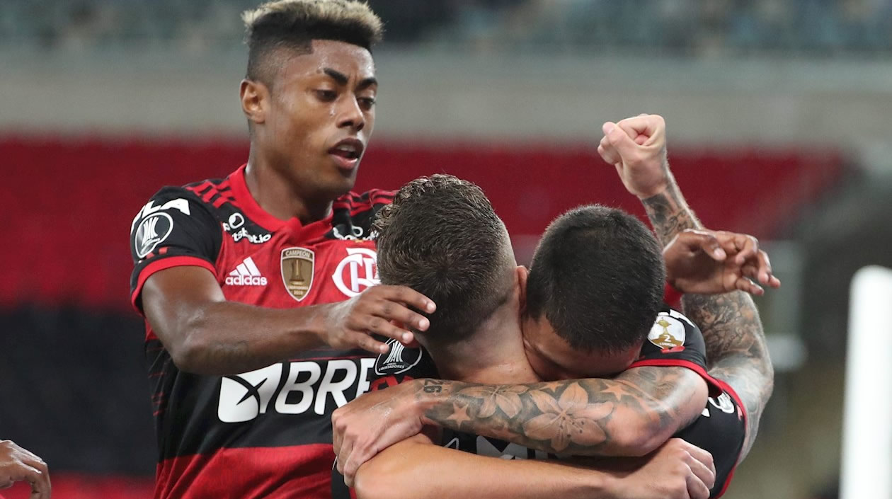 Jugadores de Flamengo celebran un gol