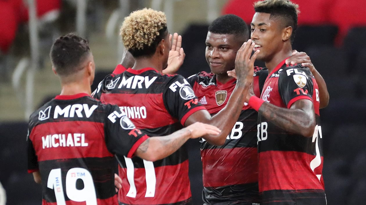 Lincoln Correa (2-d) de Flamengo celebra un gol hoy