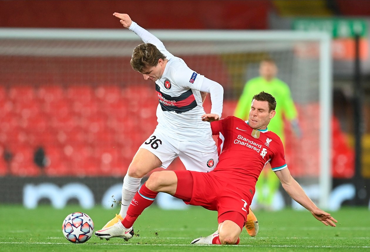 Anders Dreyer (L) de Midtjylland en acción con James Milner (R) de Liverpool durante el partido del grupo D de la Liga de Campeones de la UEFA entre Liverpool y Midtjylland en Liverpool, Gran Bretaña.