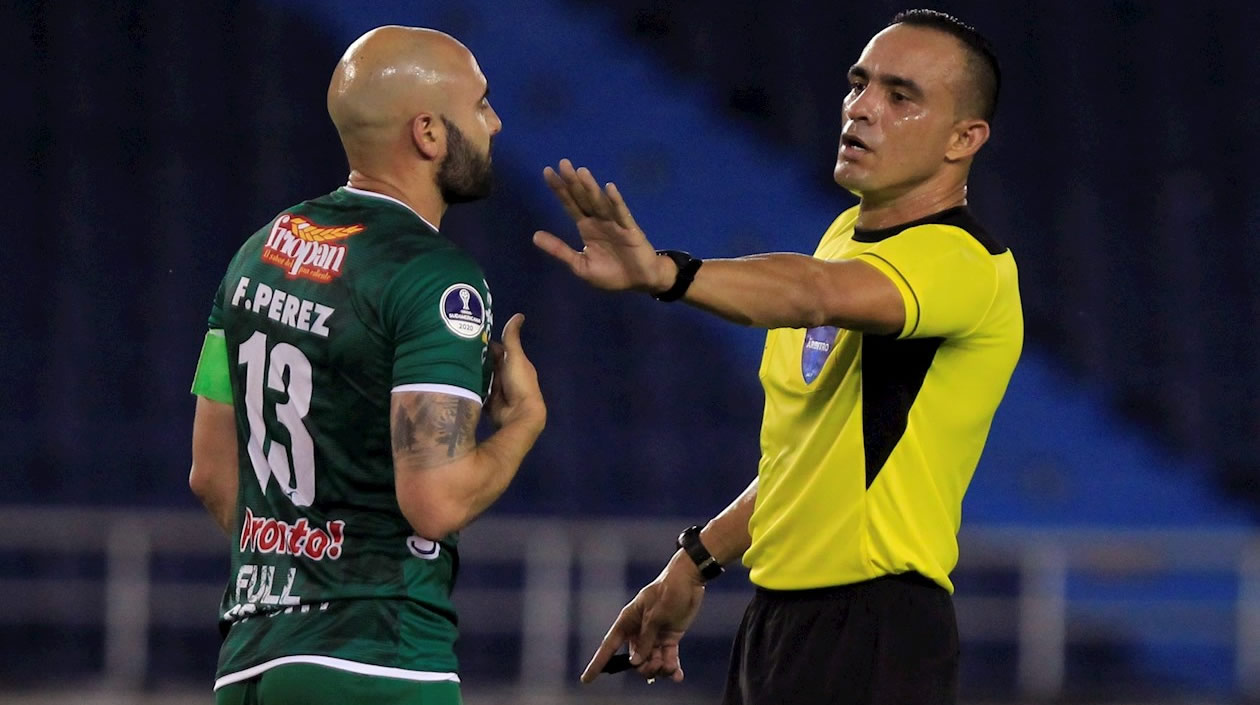 El árbitro venezolano Ángel Arteaga, amonestando a Federico Pérez.