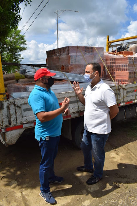 El Alcalde José Fernando Vargas durante la entrega de materiales a la Institución educativa Francisco de Paula Santander, Sede Petronitas.