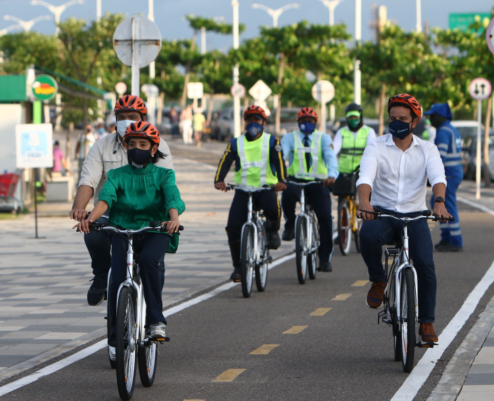 Beneficiarios de bicicletas en el Malecón