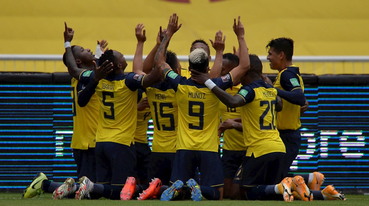 Ecuatorianos festejando el tercer gol.