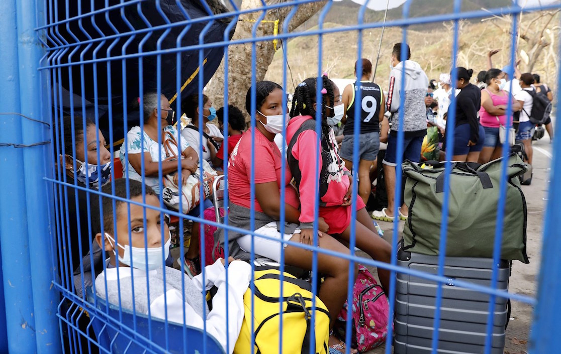 Ciudadanos esperando en el aeropuerto su traslado a San Andrés.