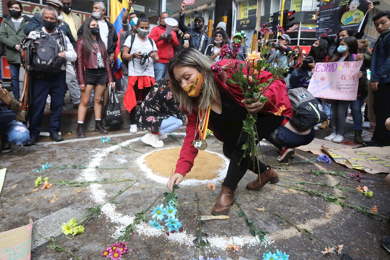 Yenny Alejandra Medina madre del fallecido estudiante Dilan Cruz decora con flores el sitio donde Dilan recibió un disparo durante la conmemoración del primer año de su muerte hoy, en Bogotá (Colombia)