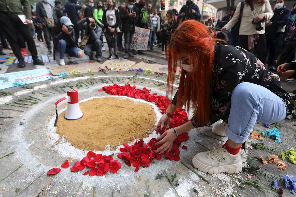 Denis Cruz hermana del fallecido estudiante Dilan Cruz decora con flores el sitio donde Dilan recibió un disparo hoy, durante la conmemoración del primer año de su muerte en Bogotá (Colombia). 