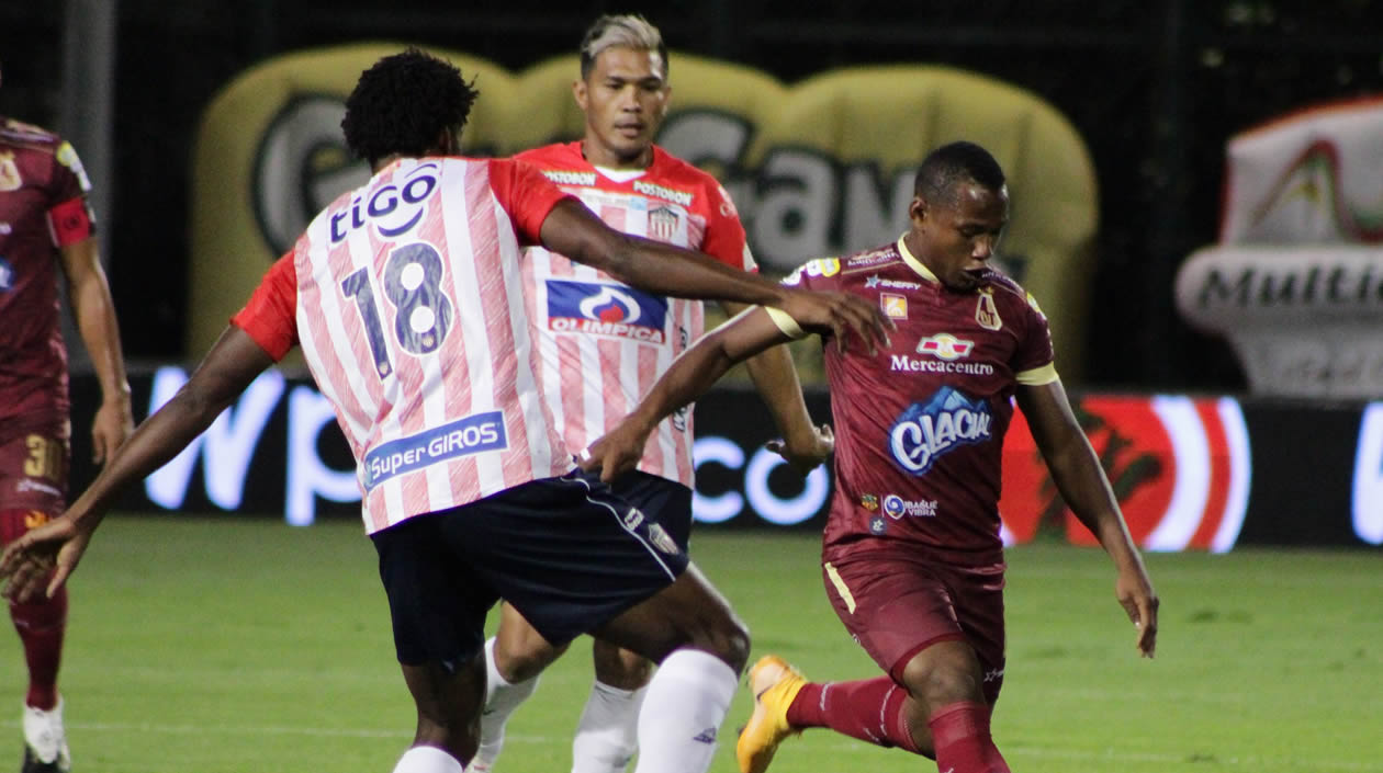 Didier Moreno frenando un ataque tolimense.