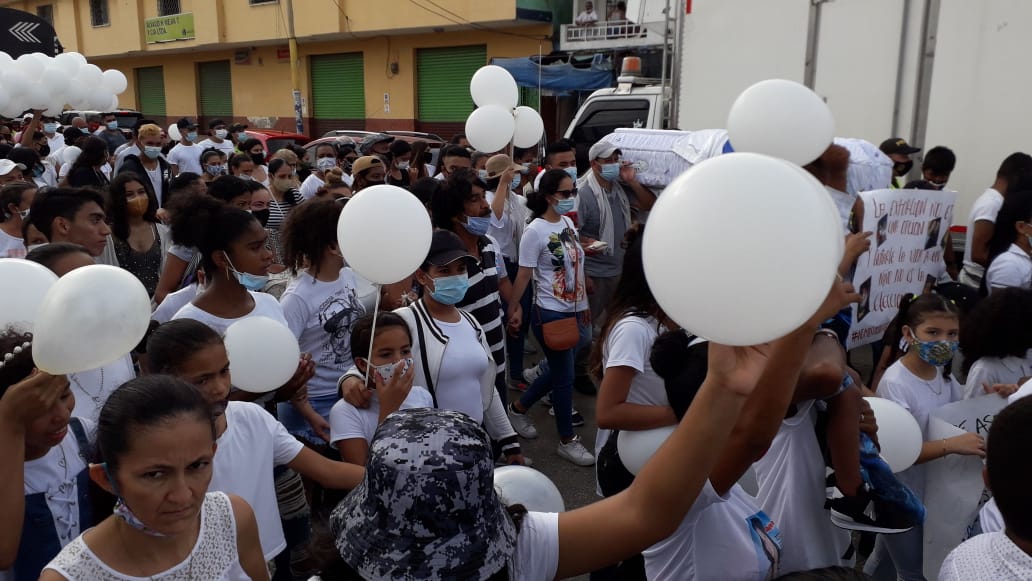 Con globos blancos la comunidad llevó al pequeño a su última morada. 