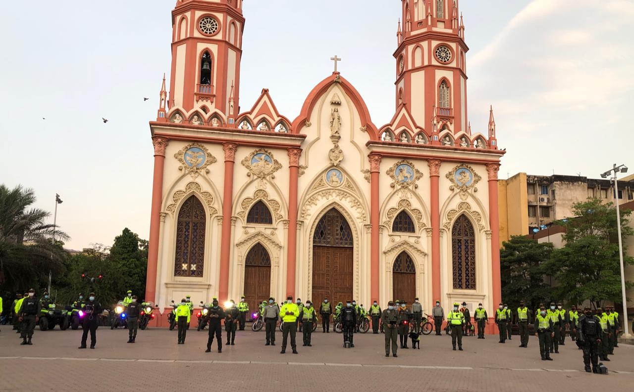 En la foto los policías que asistieron al lanzamiento en la Plaza de San Nicolás.