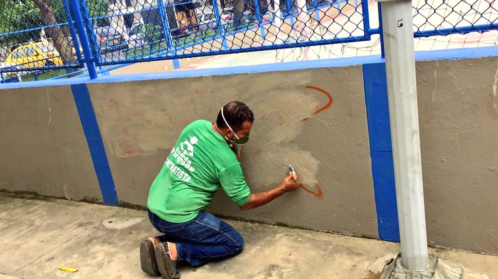 Limpieza de grafitis en Los Pitufos.