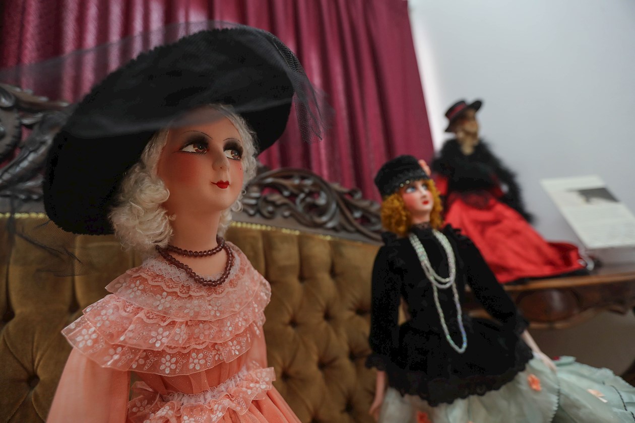 Vista de muñeras Boudoir de tela durante la exposición "Cien años de muñecas".